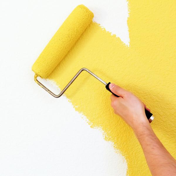 Peinture jaune appliquée au rouleau sur mur, peinture murale couleur Dulux Valentine